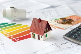 Foto: Kleines Häuschen auf diversen Dokumenten