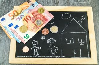 Foto: Kinderzeichnung und Geld